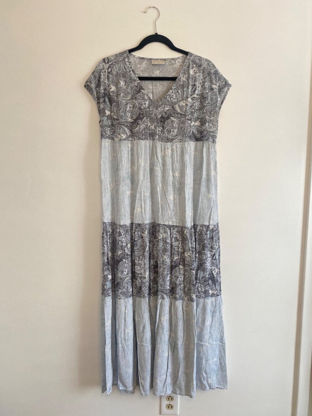 Wonderly Women’s Blue & Gray Paisley V-Neck Maxi Dress Size PM Rayon